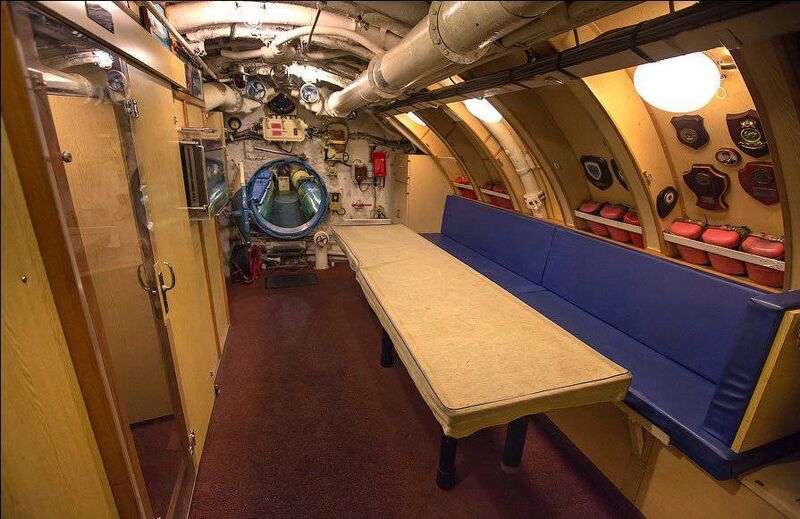 File:Аккумуляторная и жилой отсек 1.jpg